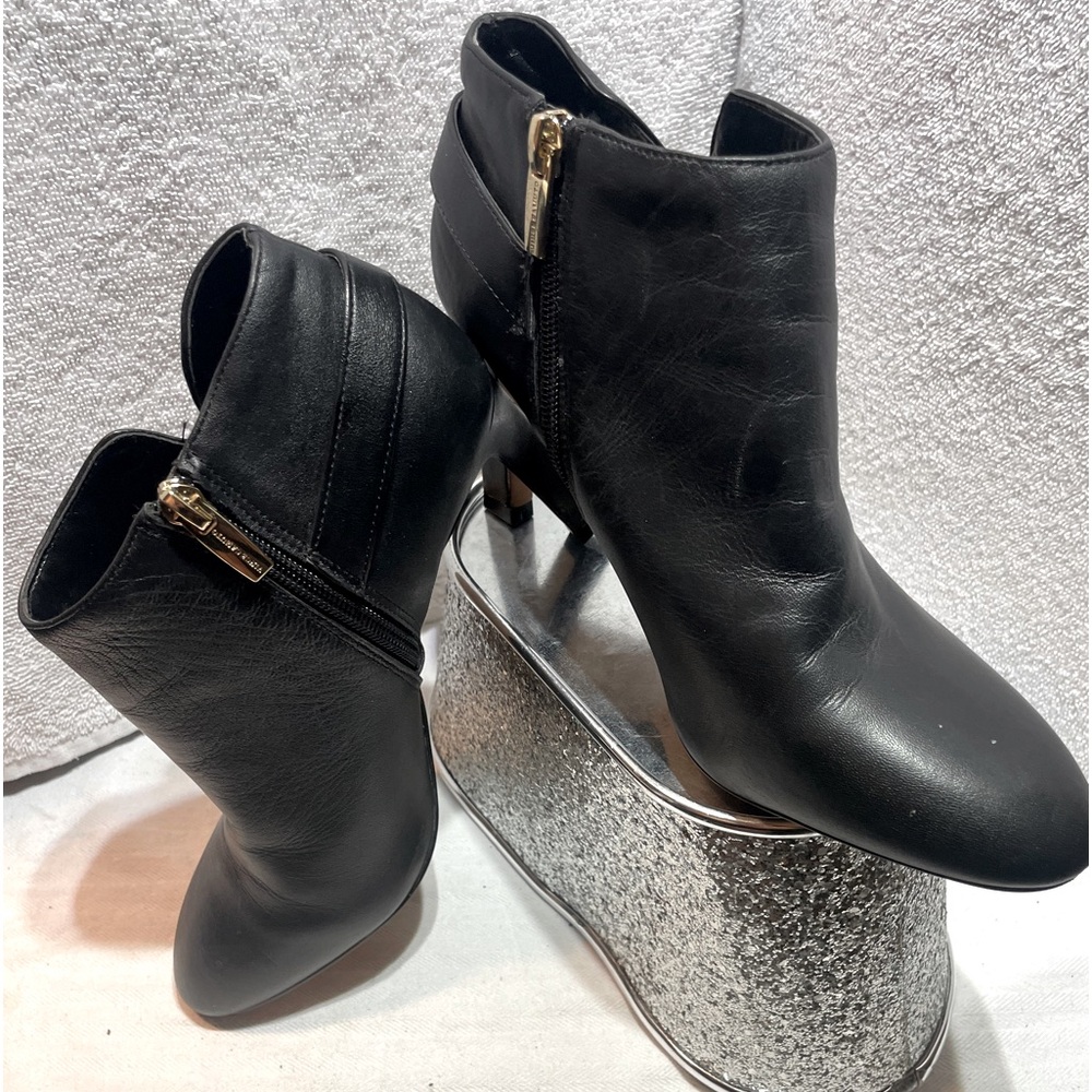 VINCE CAMUTO Black Leather Lokarie Dress Booties